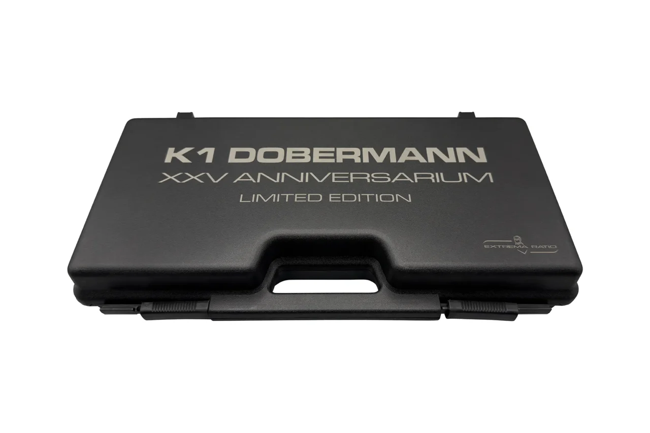 K1-DOBERMANN-XXV-ANNIVERSARIUM_BOX CLOSED_WHT