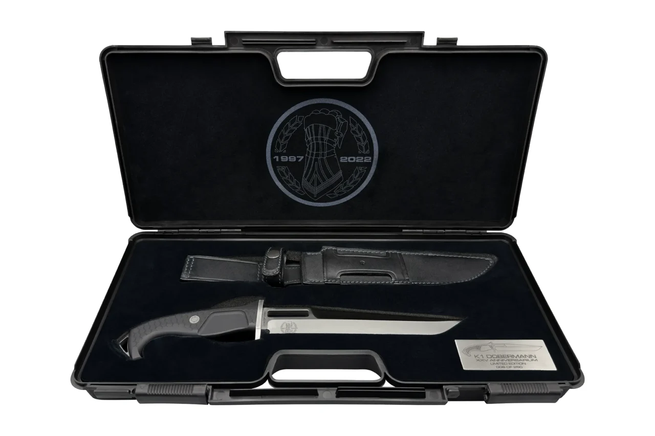 K1-DOBERMANN-XXV-ANNIVERSARIUM_BOX OPEN_WHT